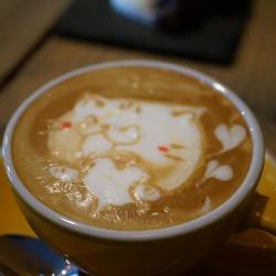 Hiroshima-Maskottchen auf dem Kaffee