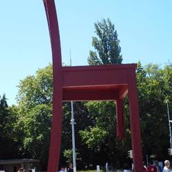3 legged chair at the UN