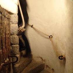 natürlich muss man zuerst eine enge Wendeltreppe hinauf