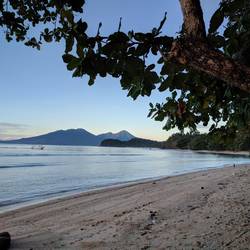 Da drüben, der hohe Berg ist Tangkoko. Dahin geht es per Boot.