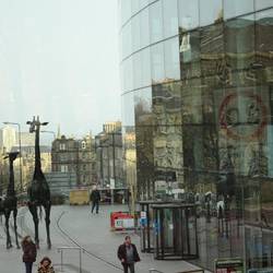 Omni Centre mit Giraffenskulpturen