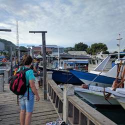 Wie sollen wir auf das Boot kommen? (auf das erste rechts)