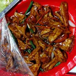 Dunkel fermentierter Tempeh mit Tofu, Gemüse und dunkler Sojasauce