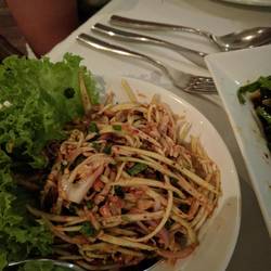 Salat aus grünen Mangos, mit Koriander und Erdnüssen.