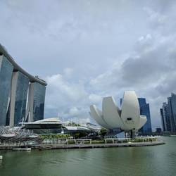Links das Marina Bay Sands Hotel