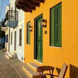 Pure Greek idylle - colorful houses along the harbour mile!