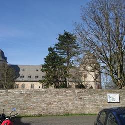 Burgwall und Blick auf die Burg