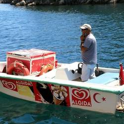Here comes the ice cream man by boat 😅😅😅!