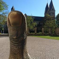 César: Le Pouce - Der Daumen, im Hintergrund die Basilika St. Kastor
