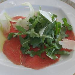 Carpaccio mit Rucola als Vorspeise.