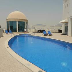 Rooftop pool, Horizon Manor Hotel