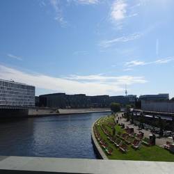Blick auf Spree, Capital Beach, Haus der Zukunft und Fernsehturm