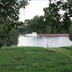Hier steht ein Kahn in warte Position mit einen Krach beim Anker werfen.