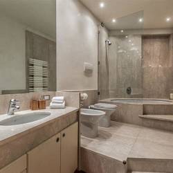 Das größere der beiden Bäder.