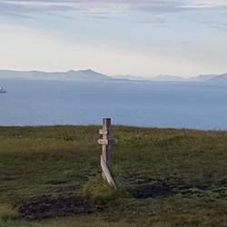 Die Koningsdam im Hintergrund bei der abendlichen Weiterfahrt