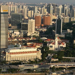 The Fullerton Hotel und ganz unten erkennt man auch noch den Merlion