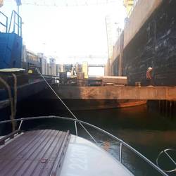 Ausfahrt aus der letzten Schleuse, mal wieder im Benzinsparmodus