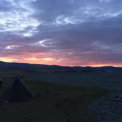 Sonnenuntergang über den Zelten