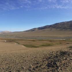 Blick über das Tal in dem wir gecampt haben mit den Sommerstellplätzen der Jurten