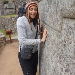 Sophie holt sich Energie vom Stein