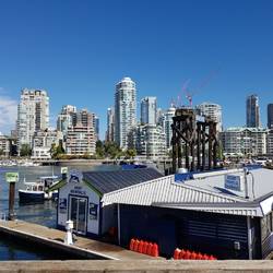 Granville Island mit Blick auf Downtown