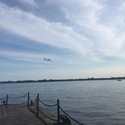 Flugzeug im Landeanflug über dem Ontariosee
