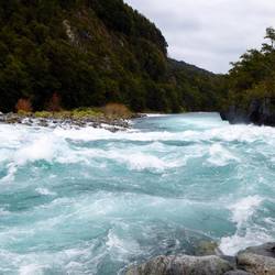 e kristallklare Fluss bi de Saltos del Petrohué