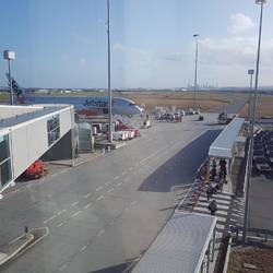 Flugzeug nach Bali mit Brisbane im Hintergrund