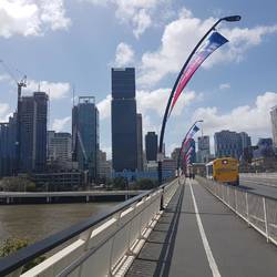 Brücke über Brisbane River mit Blick auf die Stadt