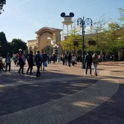 Walking towards Walt Disney Studios