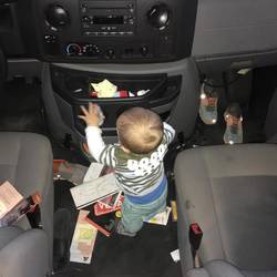 Lukas sorgt für Ordnung... (Nicht im Bild: Unser komplett ausgeleertes Kleingeld 😜)