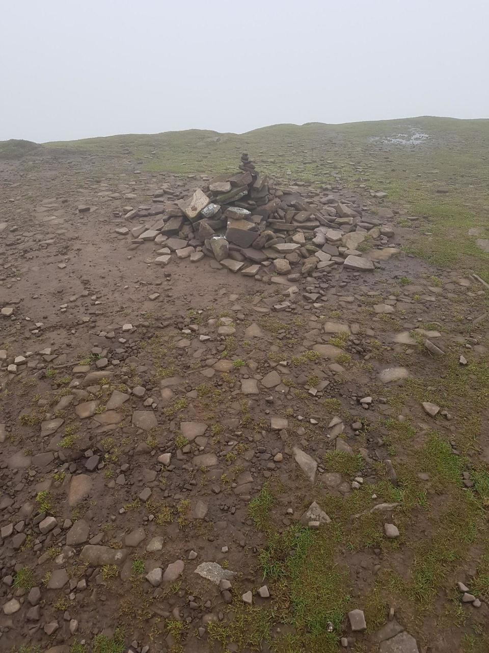 Cairn atop Lord Hereford's knob / Twmpa