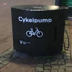 "Tankstelle"für Radfahrer - findet man überall in der Stadt. Genial!