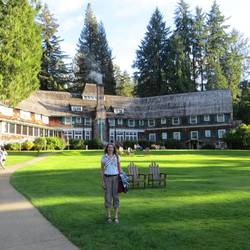vor der Lodge Quinault, indianische Wasserhöhenanzeige