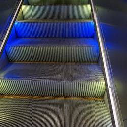 Selbst Rolltreppen sind zum Teil bunt