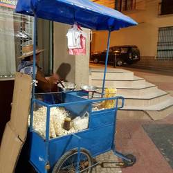 Popcorn vendor