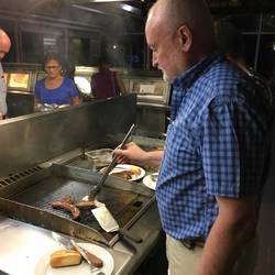 Henrik grillar krokodilsvans, kängurukött samt emu-korv