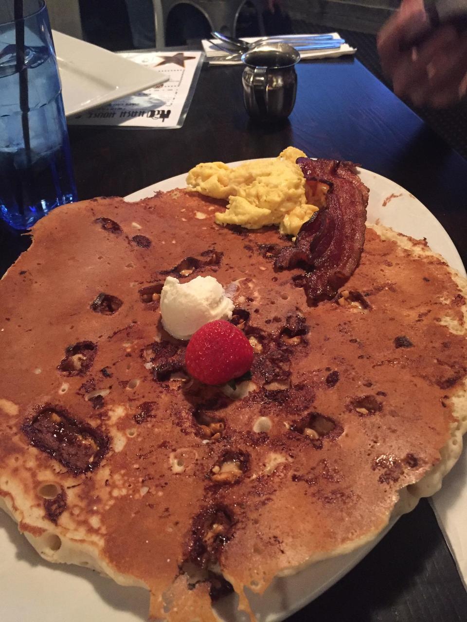 Katerfrühstück: Pfannkuchen mit Snickers, Rührei und Speck