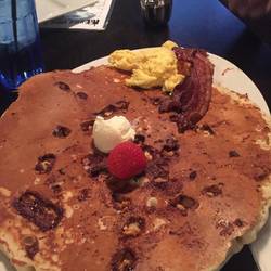 Katerfrühstück: Pfannkuchen mit Snickers, Rührei und Speck