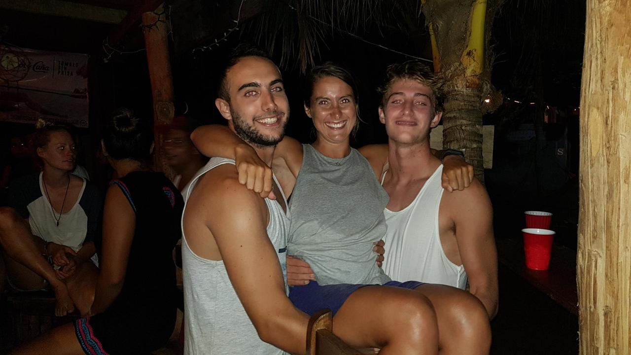 Mi hermanos de España! Y mi profesores de surfear!