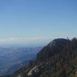 Ein Trail führt mich dann zum Blick von oben auf den Felsen