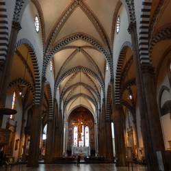 Innenraum mit Blick auf den Chor und das Kreuz von Giotto