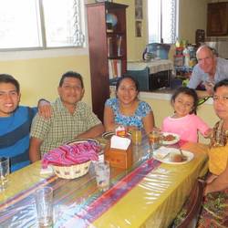 Die Familie beim Almuerzo