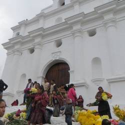 Blumenverkauf vor Santo Tomas
