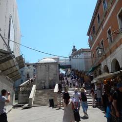 Treppe auf die Rialtobrücke