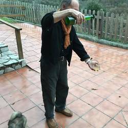 So und zwar nur so gießt man den Cidre hier ein!