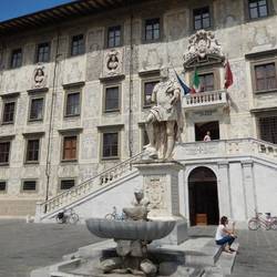 Statue von Cosimo I vor dem Palazzo della Carovana