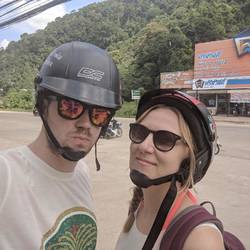 Moped fahen mit den sexiesten Helmen ever!