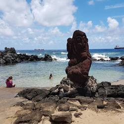 Hanga Vare Vare beach behind the sculpture