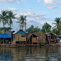 Hütten am Fluss in Sablayan